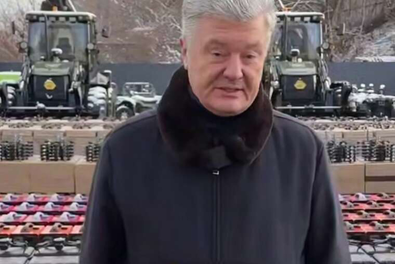 Петро Порошенко у вбранні за майже мільйон гривень передав ЗСУ дрони