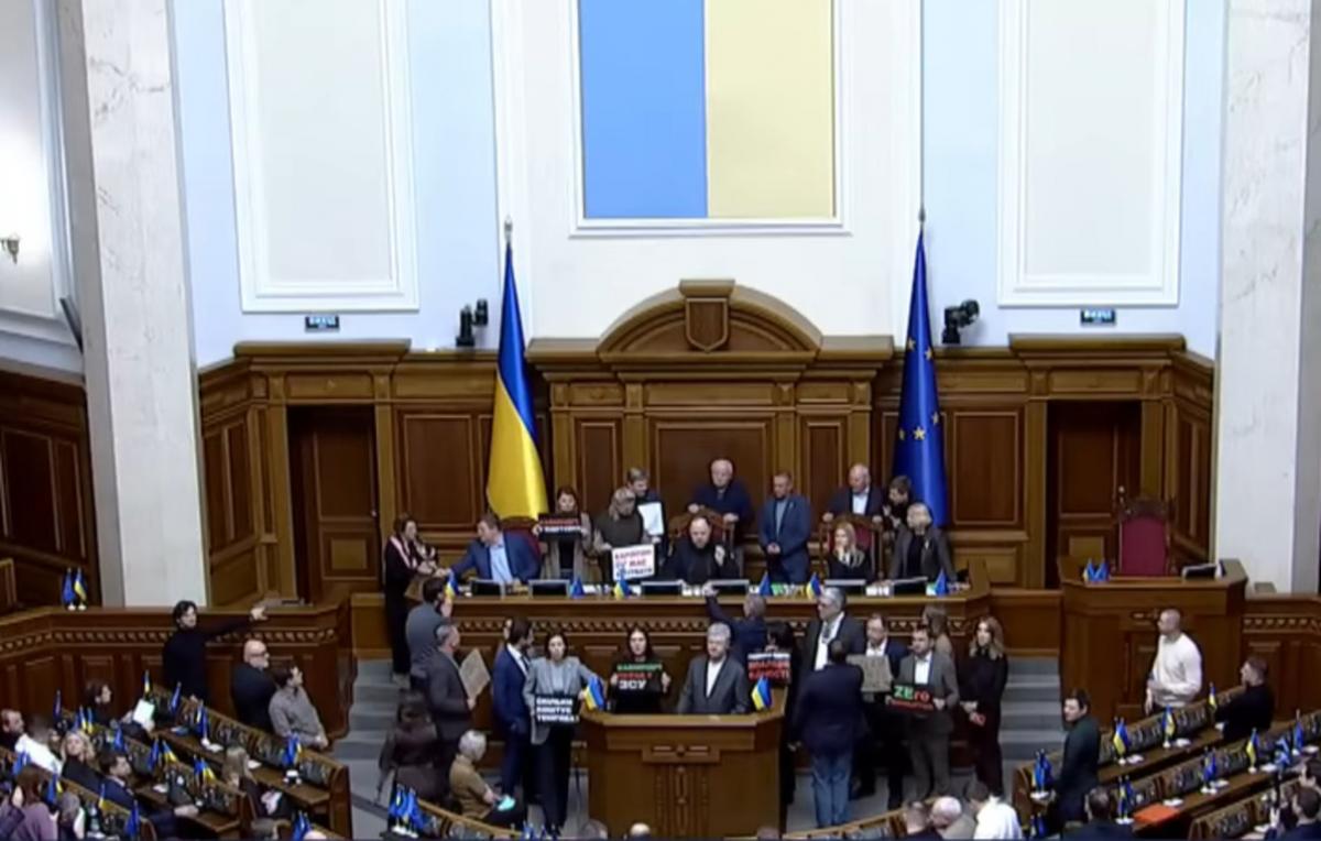 “Євросолідарність” заблокувала трибуну Ради: вимагає відставки уряду